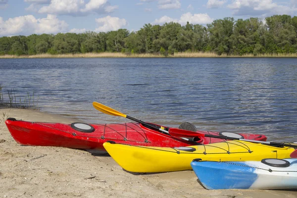 Viaggiare in kayak sul fiume . — Foto Stock