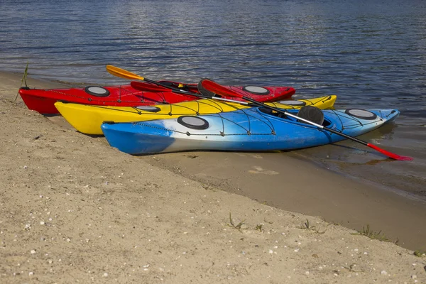 Viajando en kayak por el río . —  Fotos de Stock