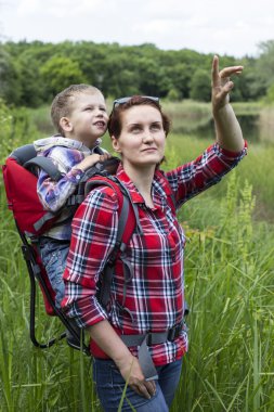 Dağlarda yürüyüş bir çocuk ile anne.