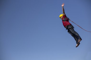 Adam bir uçurumdan atlamak.