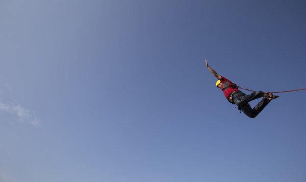 Человек, прыгающий со скалы
.