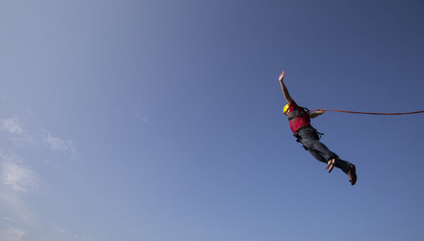 Человек, прыгающий со скалы
.