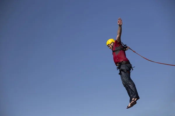 Hombre saltando de un acantilado . —  Fotos de Stock