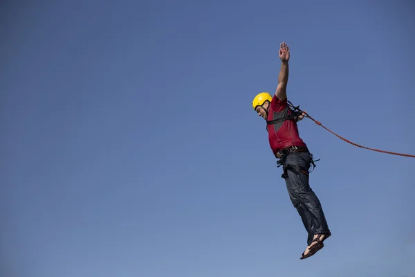 Mann springt von Klippe. — Stockfoto