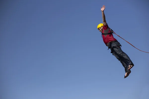 Hombre saltando de un acantilado . — Foto de Stock