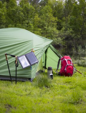 Nehir kıyısında kamp.