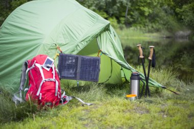 Nehir kıyısında kamp.