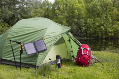 Nehir kıyısında kamp.