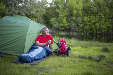 Güneş'ten cep telefon ücretleri yanında oturan adam.
