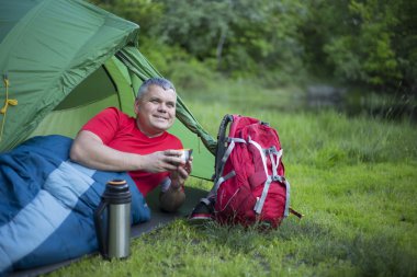 Güneş'ten cep telefon ücretleri yanında oturan adam.