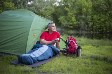 Güneş'ten cep telefon ücretleri yanında oturan adam.