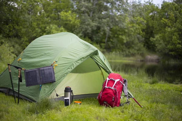 Camping på stranden av floden. — Stockfoto