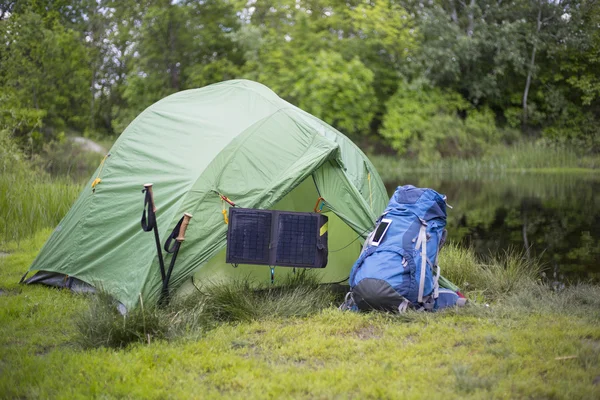 Camping på stranden av floden. — Stockfoto