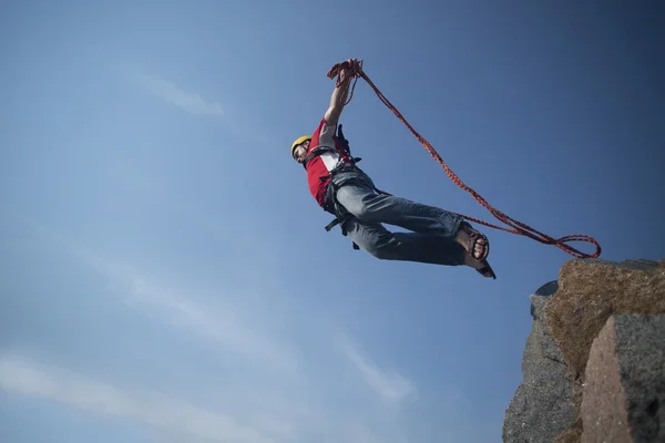 Hoppa ut från klippan. — Stockfoto