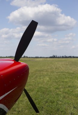 Spor uçakları pistte..