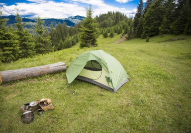 Kamp. Dağın tepesinde kamp.