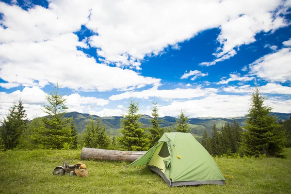 Acampar .Camping no topo da montanha . — Fotografia de Stock