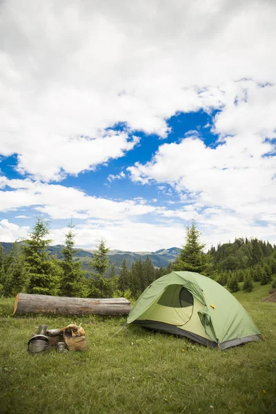 Acampar .Camping no topo da montanha . — Fotografia de Stock