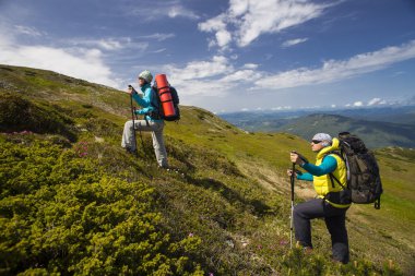 Yaz yürüyüşü dağlarda.