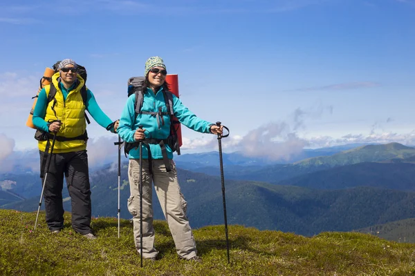 Zomerwandelingen in de bergen. — Stockfoto