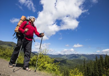 Yaz yürüyüşü dağlarda.