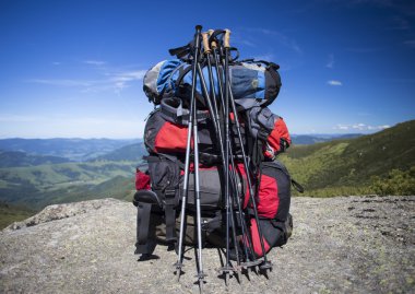 Bir dağın tepesinde sırt çantası.