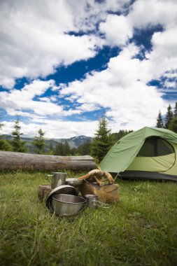 Camping.Camping dağın tepesinde üzerinde.