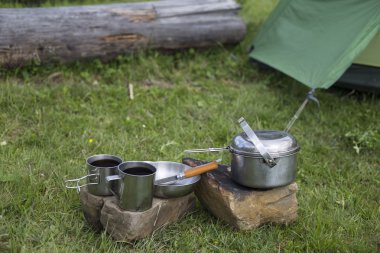 Camping.Camping dağın tepesinde üzerinde.