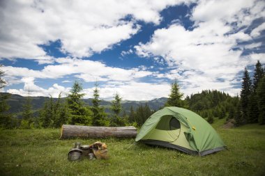 Camping.Camping dağın tepesinde üzerinde.