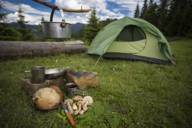 Camping.Camping dağın tepesinde üzerinde.