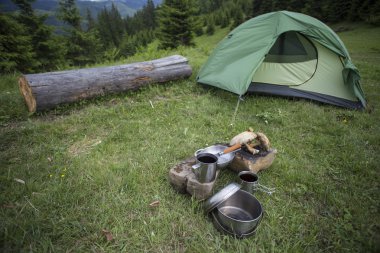 Camping.Camping dağın tepesinde üzerinde.