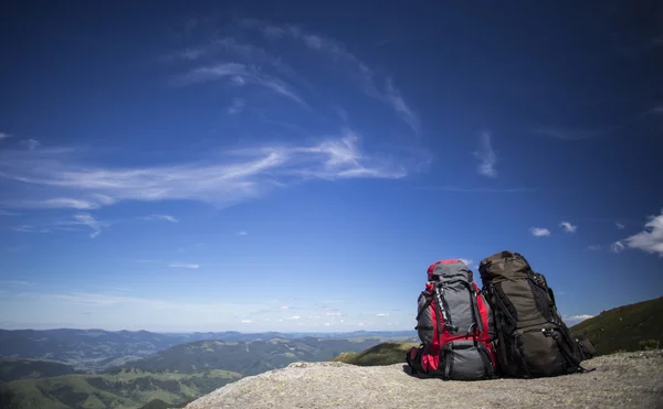 Bir dağın tepesinde sırt çantası. — Stok fotoğraf