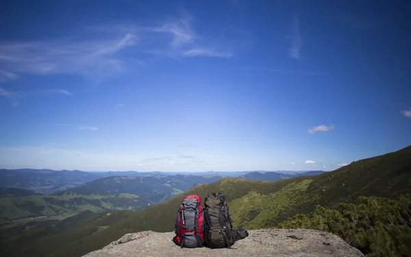Bir dağın tepesinde sırt çantası. — Stok fotoğraf