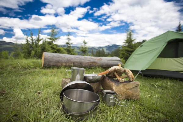 Camping.Camping dağın tepesinde üzerinde. — Stok fotoğraf