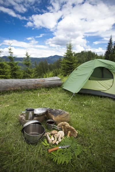 Acampamento.Acampar no topo da montanha . — Fotografia de Stock