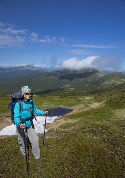 Sommerwandern in den Bergen. — Stockfoto