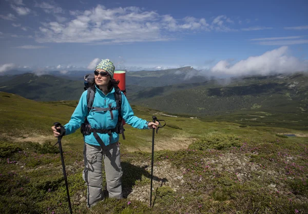 Zomerwandelingen in de bergen. — Stockfoto