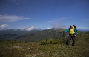 Yaz yürüyüşü dağlarda.