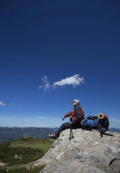 Caminhadas de verão nas montanhas. — Fotografia de Stock