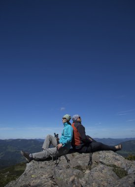 Yaz yürüyüşü dağlarda.