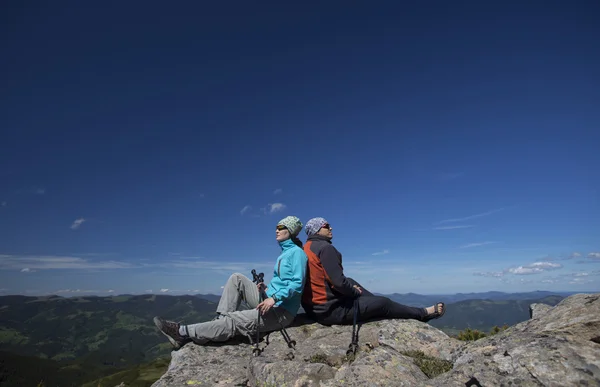 Letní turistika v horách. — Stock fotografie