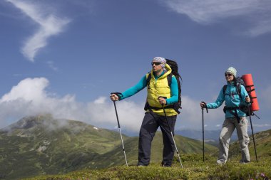 Yaz yürüyüşü dağlarda.