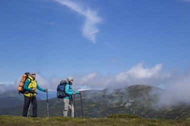Yaz yürüyüşü dağlarda.