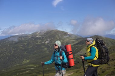 Yaz yürüyüşü dağlarda.