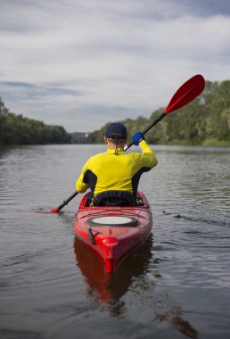 Kırmızı kayık bir adam su bendi kapağı.