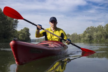 Kırmızı kayık bir adam su bendi kapağı.