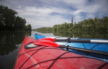 Kırmızı kayık bir adam su bendi kapağı.