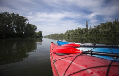 Kırmızı kayık bir adam su bendi kapağı.