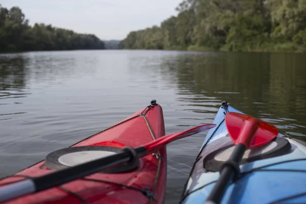 Un homme pagaie un kayak rouge . — Photo