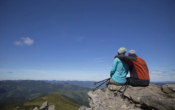 Zomerwandelingen in de bergen. — Stockfoto